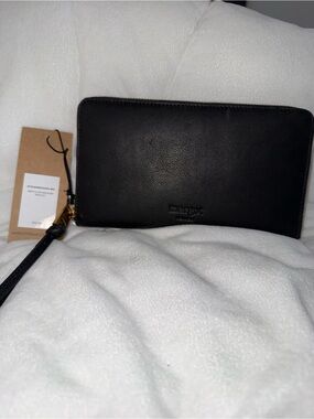 Margot New York Black Leather Zip Wristlet Wallet